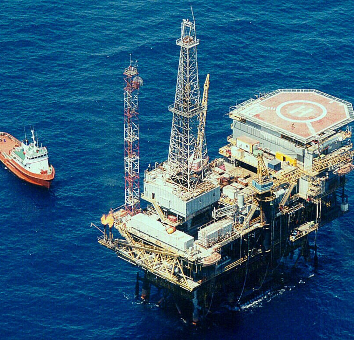 Casablanca_oil_rig_pillars-2018429504.jpg